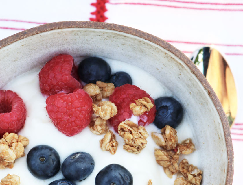 YOGURT, HONEY AND FRUIT DESSERT