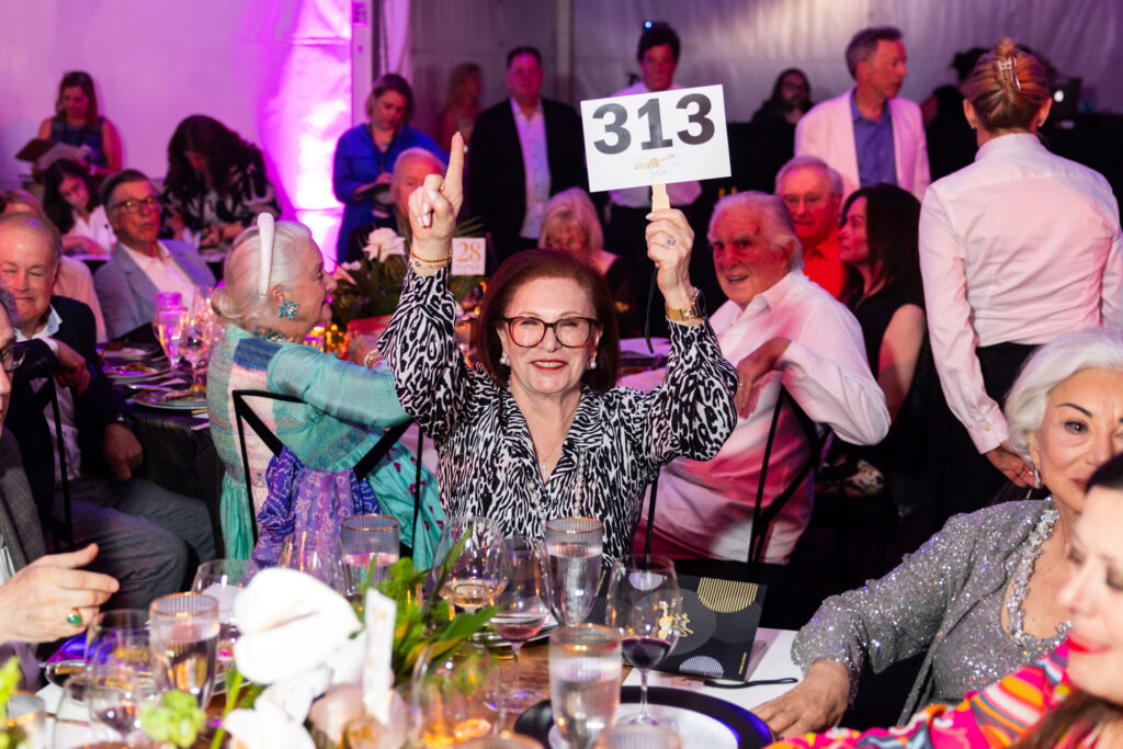 Romana Bracco bidding at the auction