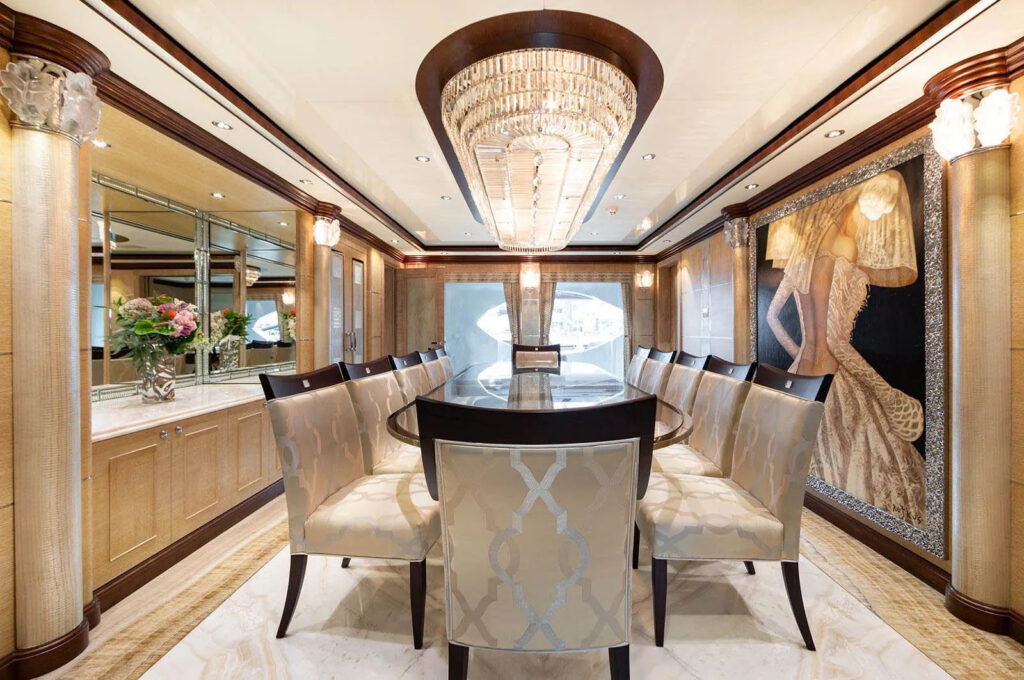 Queen Mavia Dining Room