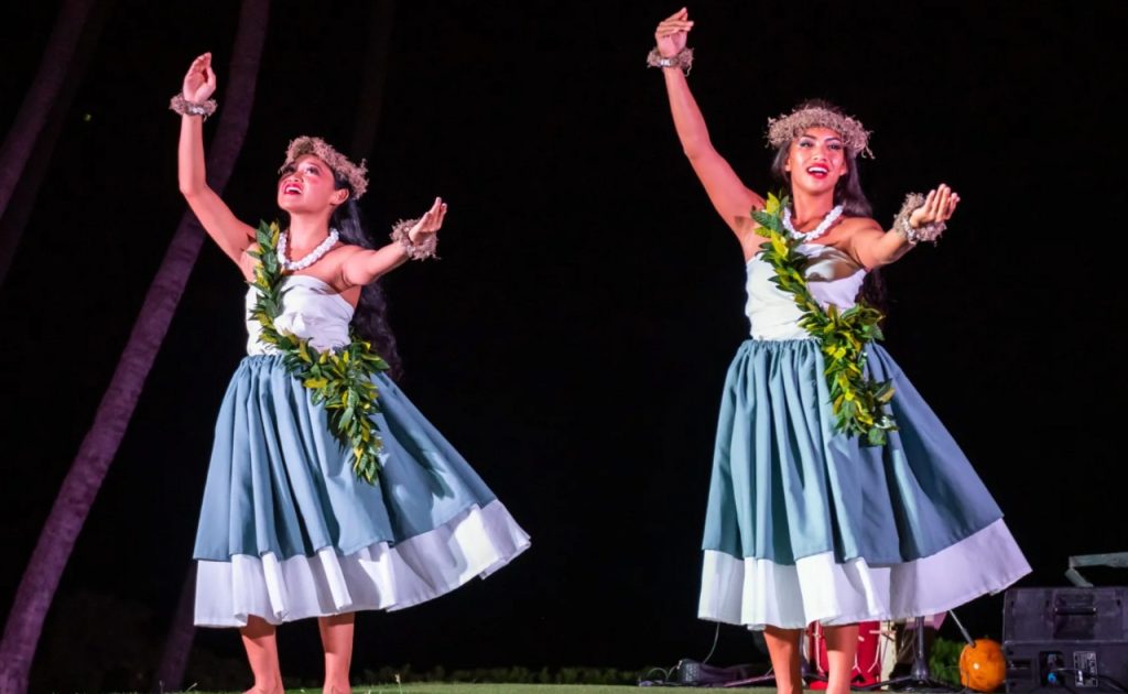 Feast at Mōkapu Lu'au dancers.