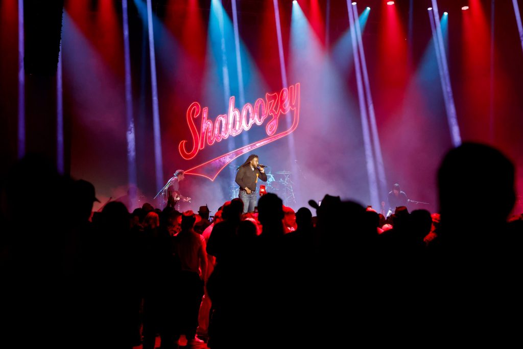 Shaboozey lights up the FanDuel Derby stage