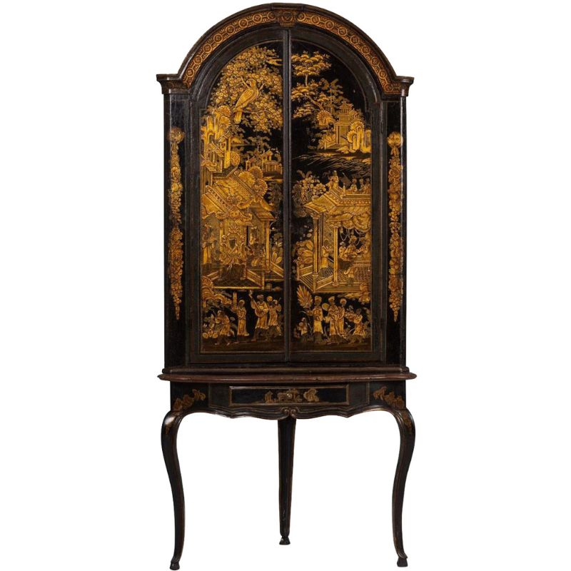 18th century English black lacquer and parcel gilt Japanned corner cabinet on stand Credit: Maison & Co.